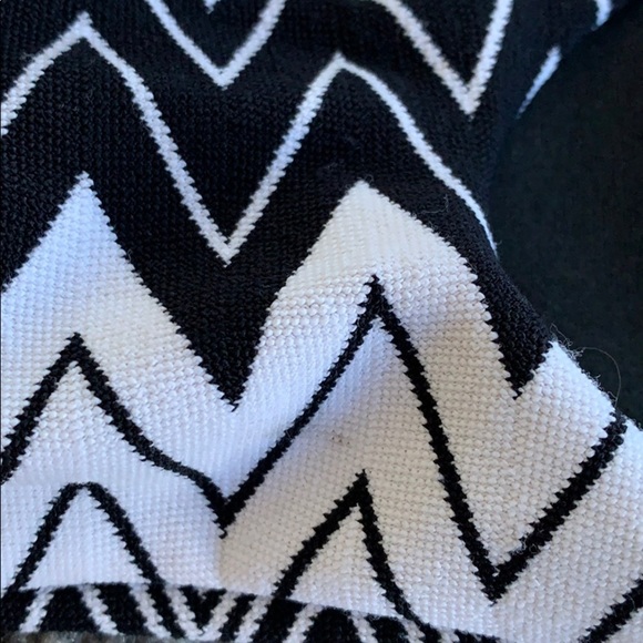 💕HP💕Vitamin A black and white chevron print bandeau bikini top - Picture 8 of 11